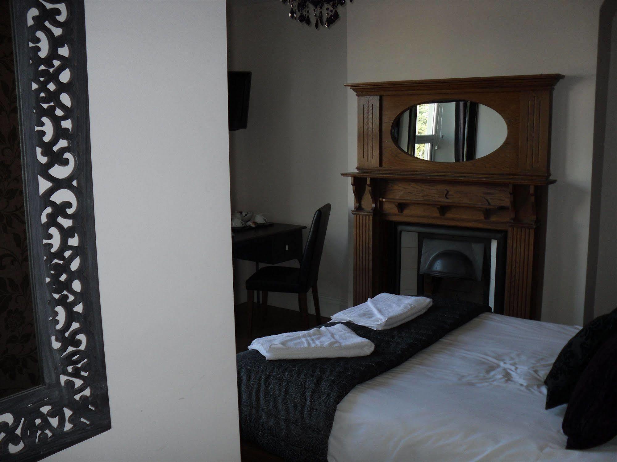 カーディフ ナンバー ワン ハンドレッド ベッド アンド ブレックファスト Bed & Breakfast エクステリア 写真